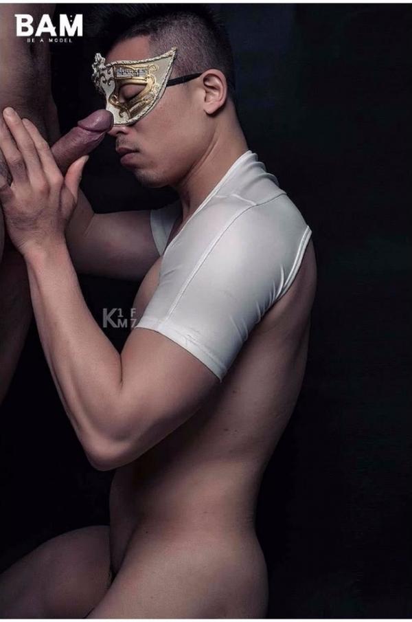 BE-A-MODEL-1-創刊號-X-ISSUE-面具男的情慾世界